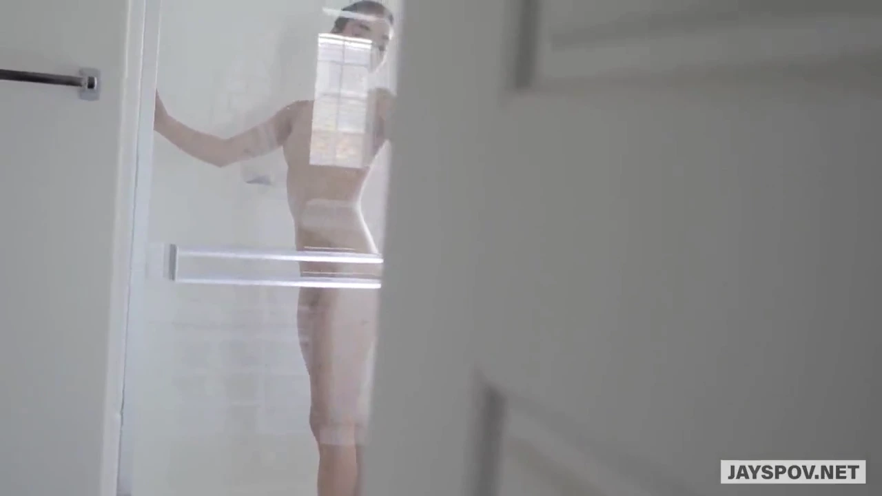 Petite Latina stiefzus Emily Willis verrast haar perverse stiefbroer met een deepthroat pijpbeurt. Ze berijdt zijn grote lul in cowgirl en neemt hem van achteren voordat ze een rommelige gezichtsbehandeling krijgt. Een hete, ruwe ontmoeting.