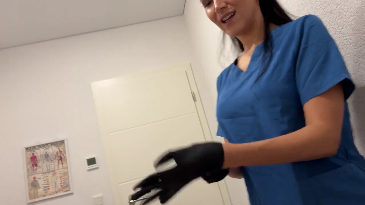 એક મસાજવાળી, સેક્સી ટેકનિકમાં માસ્ટર, જાણે છે કે કેવી રીતે સ્પર્શથી મજા આપવી. ક્લાયન્ટ્સ આખરે સંતોષી જાય છે, ઘણીવાર ભૂલાઈ ન જાય એવી મજા આપે છે. લેટેક્સ પહેરીને મસાજ થેરાપિસ્ટ નવા અજાણ્યા માણસની રાહ જુએ છે અને આખરે સુખદ અંત સાથે મસાજ આપે છે.